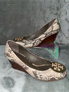 Tory Burch Sally Snake Print Wedge Peep Toe Pumps Gold Logo Medallion Size 9M